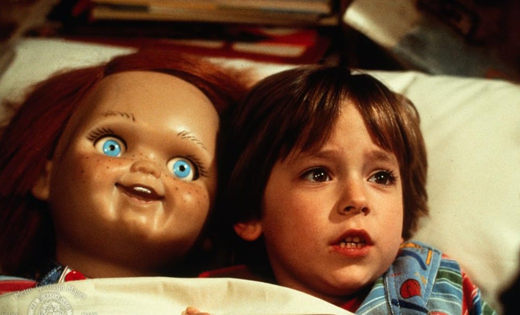 Cuando comienzan a ocurrir varios asesinatos, Andy intenta advertir a su madre, Karen, y a las autoridades sobre el juguete, pero nadie le cree. ¿Qué fue del elenco de "Chucky" después de 38 años?