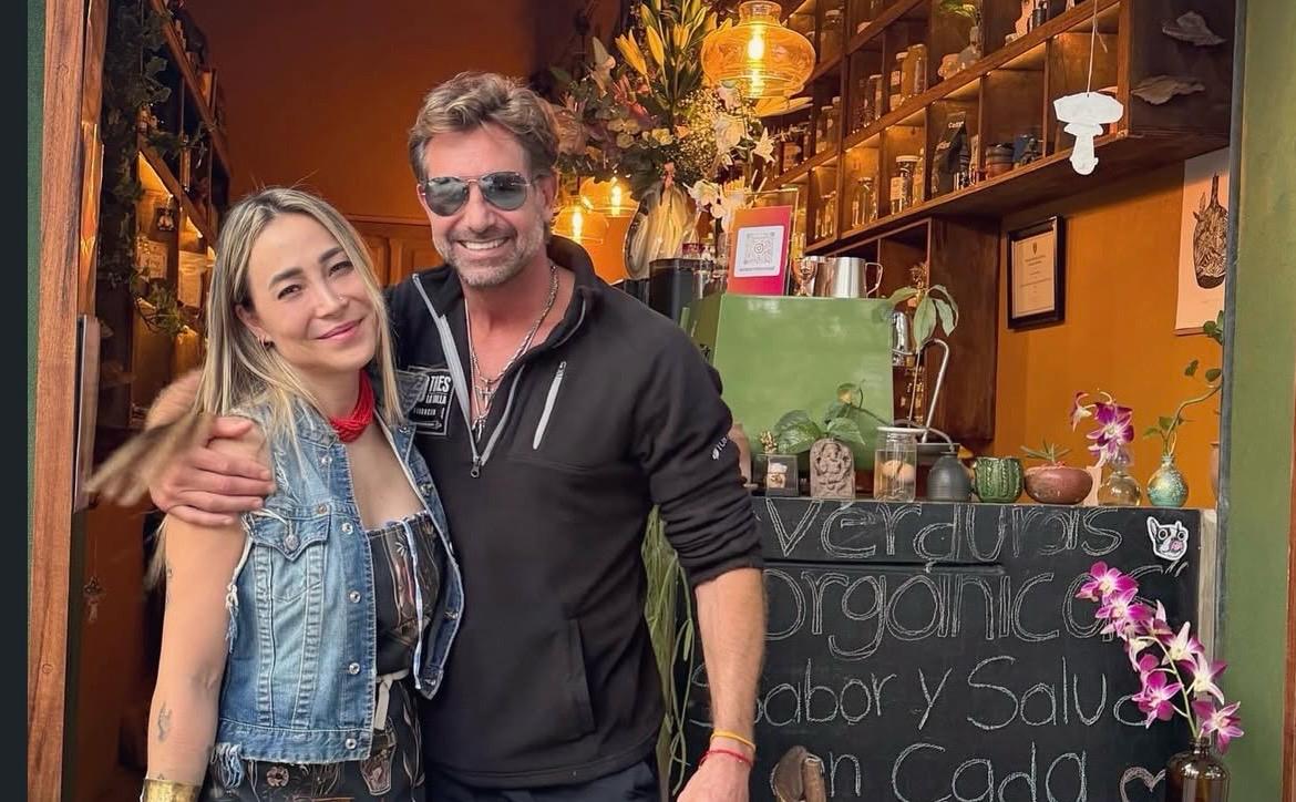 El actor explicó que decidió hacer pública la relación porque atravesaba un momento de estabilidad personal y reveló que sus hijas ya conocen a Colibrí y mantienen una buena convivencia con ella.