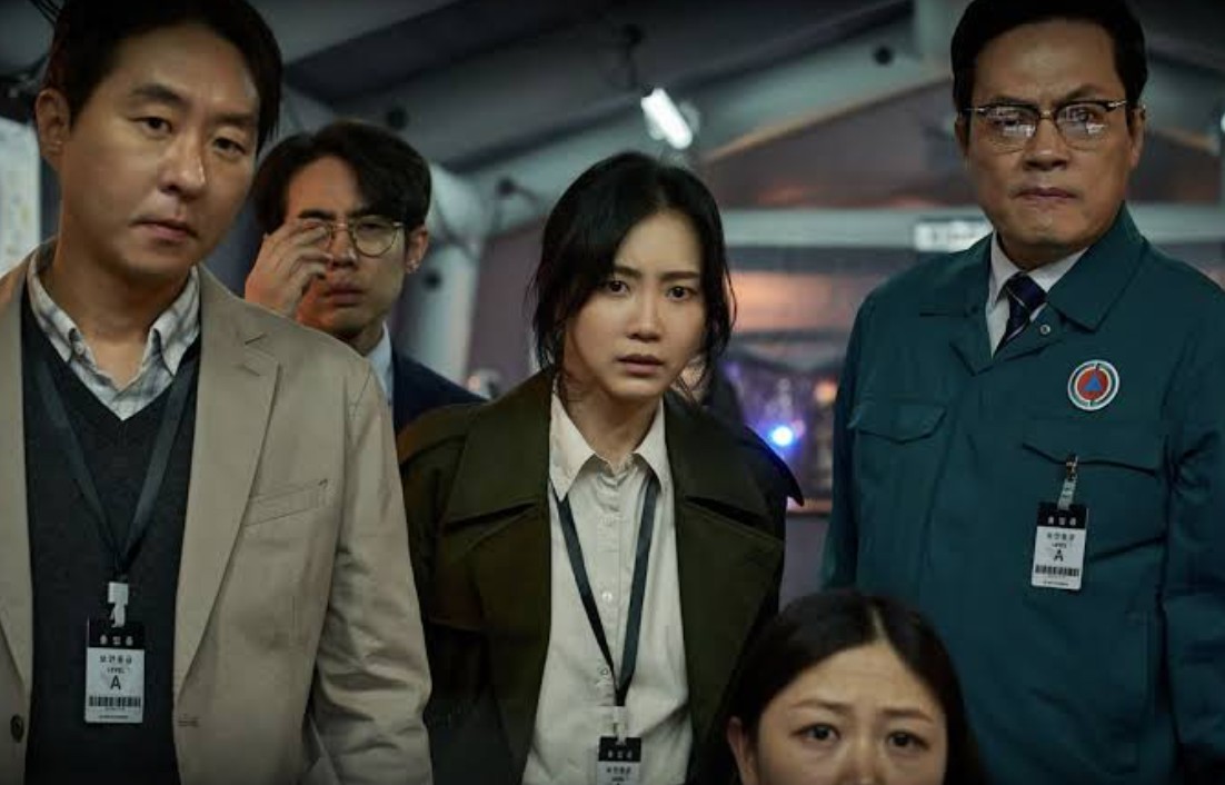 "Colony" es una película surcoreana de zombis dirigida por Yeon Sang-ho, conocido por su trabajo en el cine de terror. La historia comienza cuando un virus de rápida mutación se libera durante una conferencia de biotecnología y las autoridades sellan las instalaciones para impedir su propagación. La película combina acción, horror corporal y suspenso, además de incorporar inquietudes relacionadas con la tecnología.