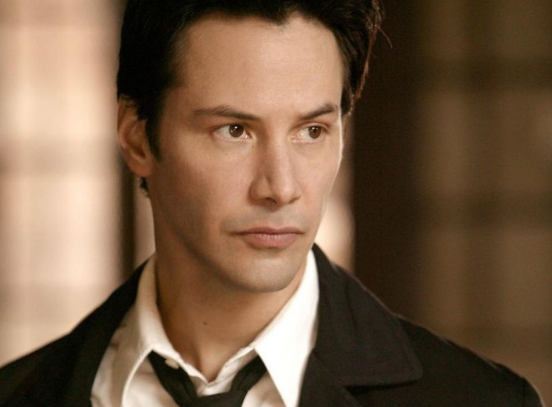 La interpretación de Keanu Reeves como el cazador de demonios John Constantine ganó popularidad con el paso de los años. La película construyó un universo sobrenatural lleno de ángeles, demonios y conflictos celestiales que parecía ideal para continuar. Durante mucho tiempo los seguidores pidieron una secuela para explorar nuevas aventuras del personaje.