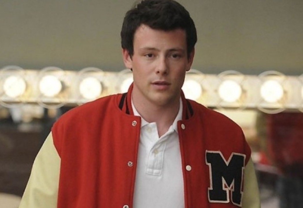 El actor canadiense, quien interpretaba a Finn Hudson, falleció el 13 de julio de 2013 a los 31 años. Su fallecimiento ocurrió mientras la serie estaba en emisión, lo que obligó a detener el rodaje temporalmente. La producción decidió rendirle homenaje con un episodio especial titulado “The Quarterback”, donde se abordó la muerte de su personaje de manera emotiva y realista.