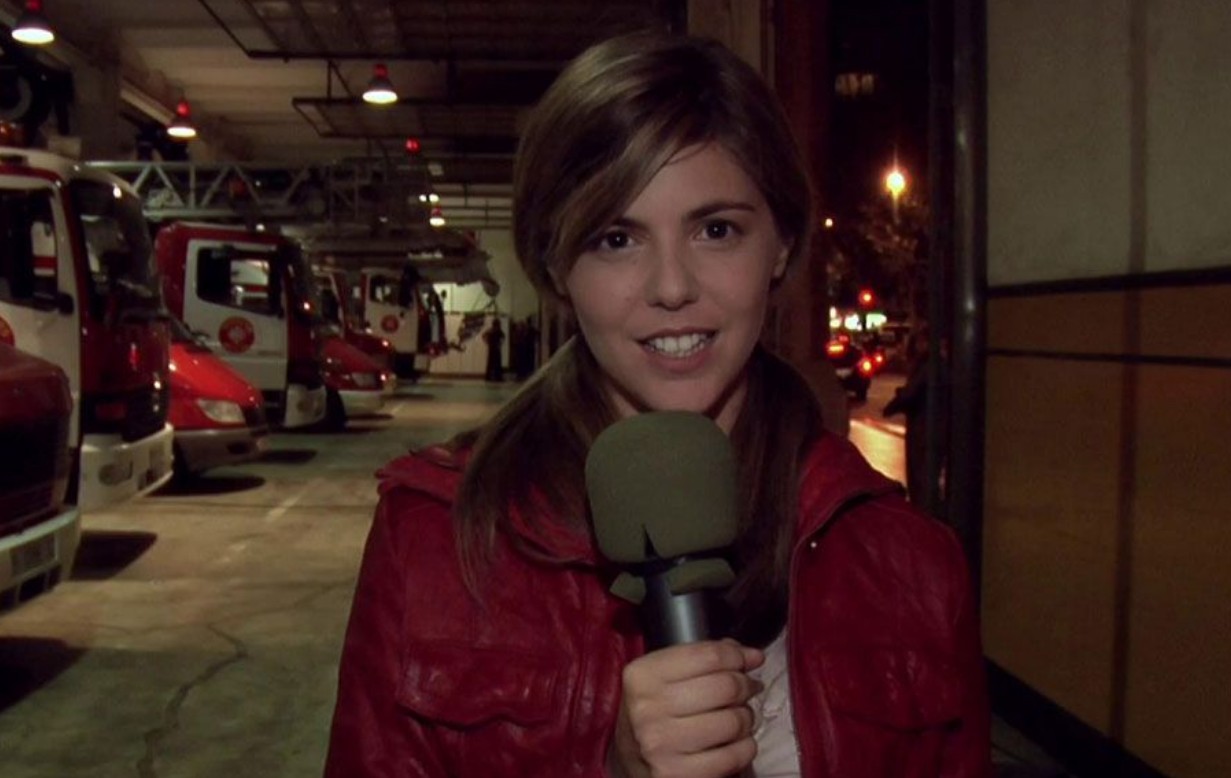 El remake estadounidense de la película española "REC" fue señalado por ser casi una copia escena por escena. Aunque mantuvo el formato de falso documental y la premisa original, no logró replicar la intensidad ni el impacto del filme español. La actuación y el ritmo fueron considerados inferiores, lo que hizo que muchos la vieran como una versión innecesaria y menos efectiva.