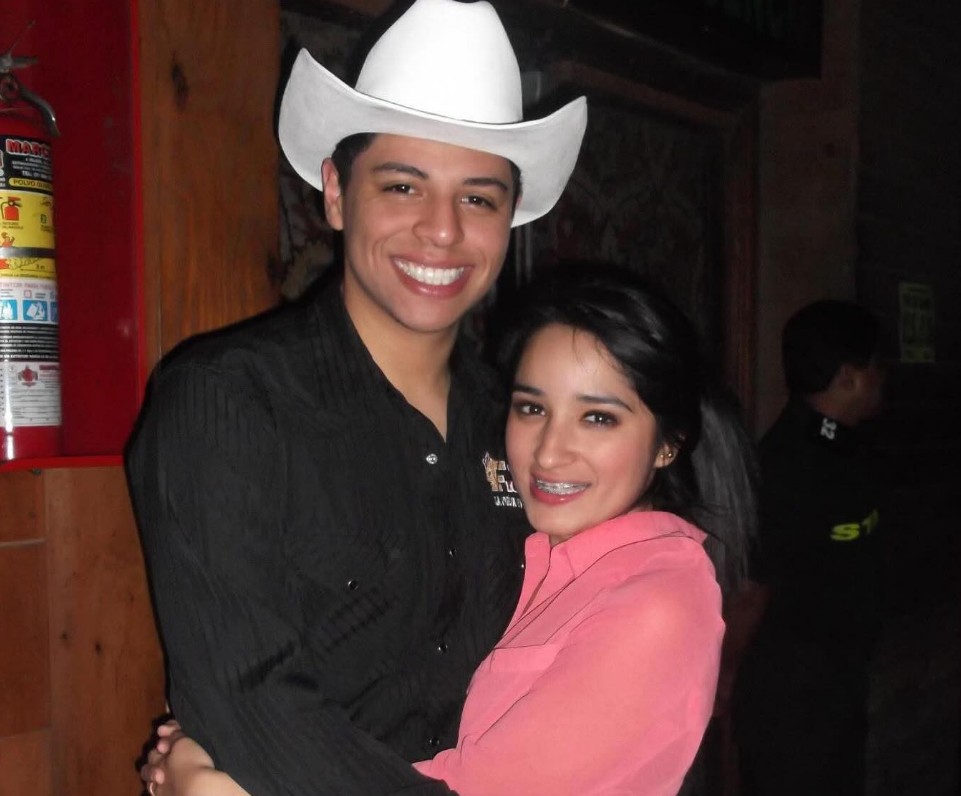 Su relación comenzó en 2009, cuando Eduin se acercó a ella para venderle boletos para un evento. Tres meses después de conocerse, el 13 de noviembre de ese año, le pidió formalmente que fuera su novia.