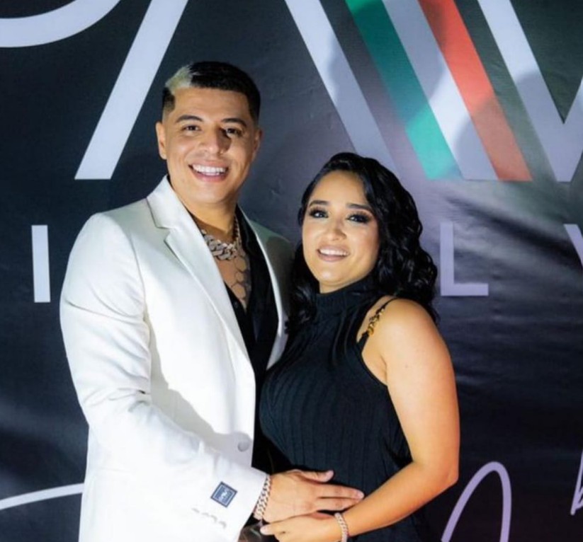 A medida que aumentó la fama del cantante, Daisy también comenzó a ganar reconocimiento en redes sociales, donde desarrolló una faceta como influencer de moda, belleza y estilo de vida.
