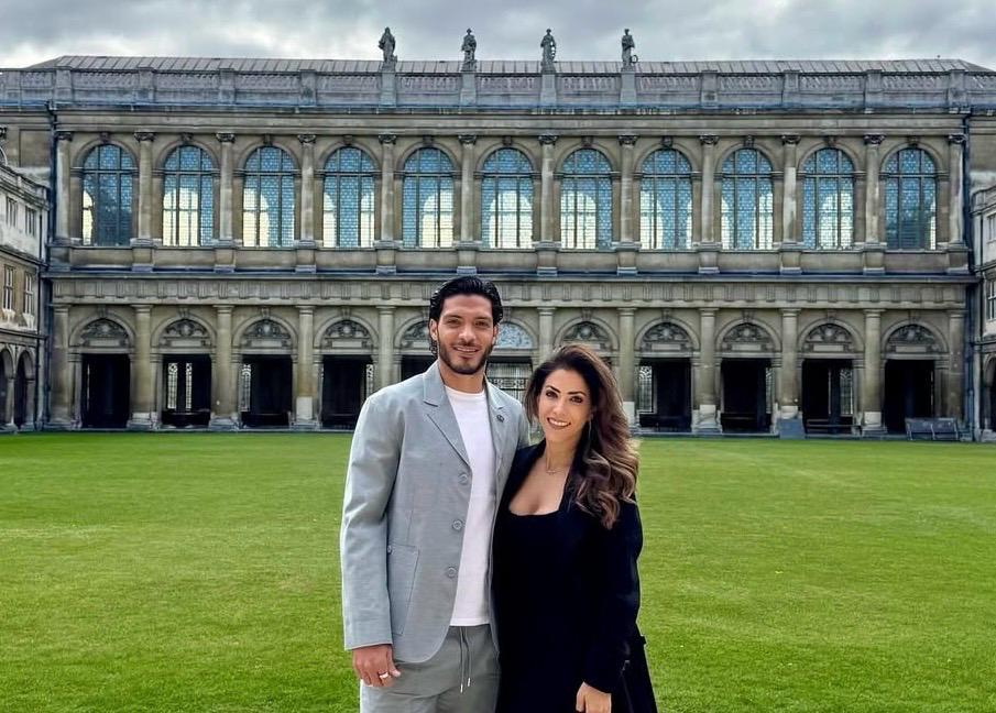 Actualmente mantiene una comunidad de más de 290 mil seguidores en Instagram, donde combina contenido sobre su familia, estilo de vida y el apoyo que brinda a la carrera de Raúl Jiménez.