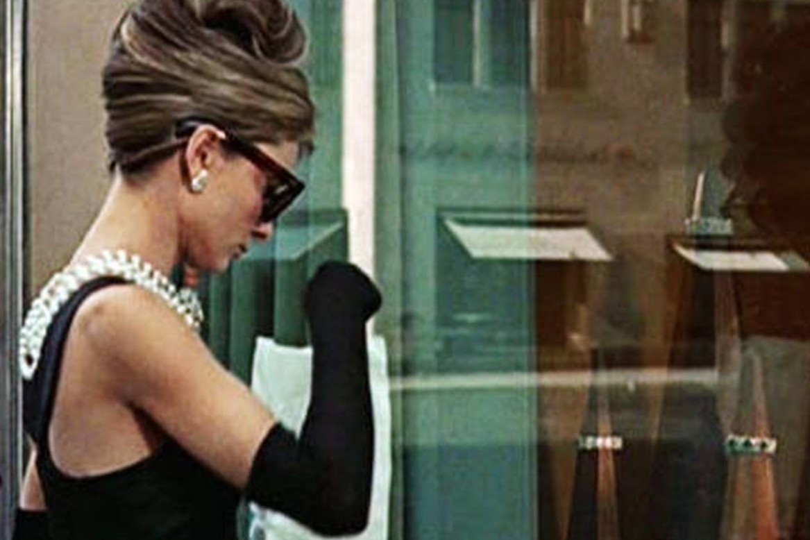 La novela corta de Truman Capote tenía un tono más melancólico y Holly Golightly era un personaje más complejo y menos encantador que en la película. La versión protagonizada por Audrey Hepburn suavizó varios aspectos oscuros del personaje y añadió una dimensión romántica prácticamente inexistente en el libro, especialmente con el final feliz, que no aparece en la obra original. Aunque Capote no estaba de acuerdo con ese enfoque, para muchos estos cambios hicieron de la historia un clásico.
