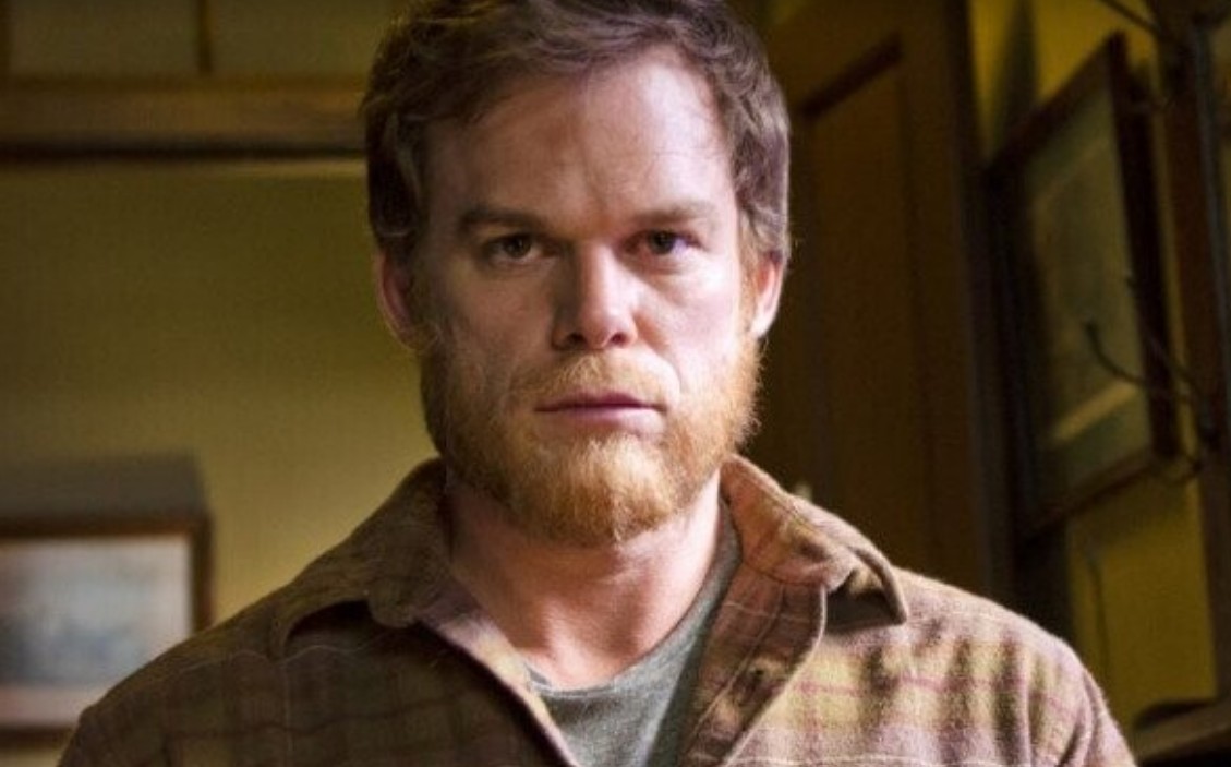 La serie sobre el asesino serial Dexter Morgan fue muy popular durante sus primeras temporadas, pero el final original recibió críticas masivas. Después de años construyendo tensión alrededor de sus crímenes, la historia terminó con Dexter fingiendo su muerte y viviendo como leñador. Muchos fans consideraron absurdo el cierre y sintieron que no hacía justicia al personaje. Incluso el revival posterior volvió a dividir opiniones.