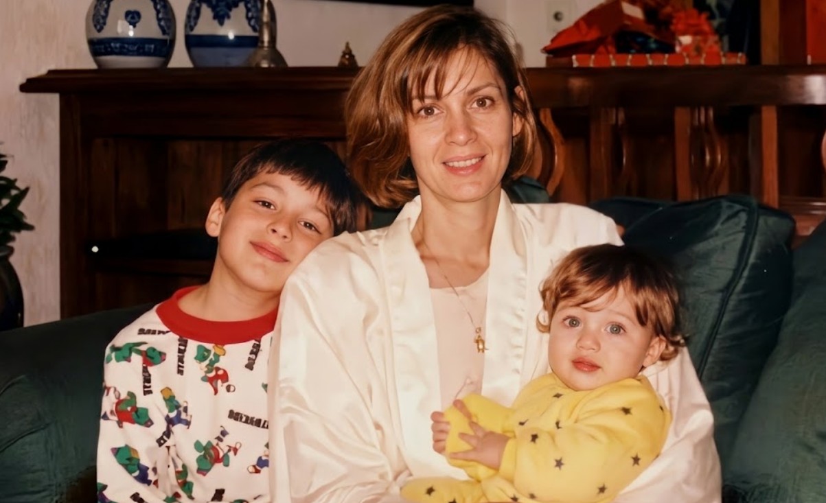 Mariana Colosio Riojas nació en el seno de una familia que marcaría la historia política de México, siendo hija del entonces candidato presidencial Luis Donaldo Colosio y de Diana Laura Riojas.