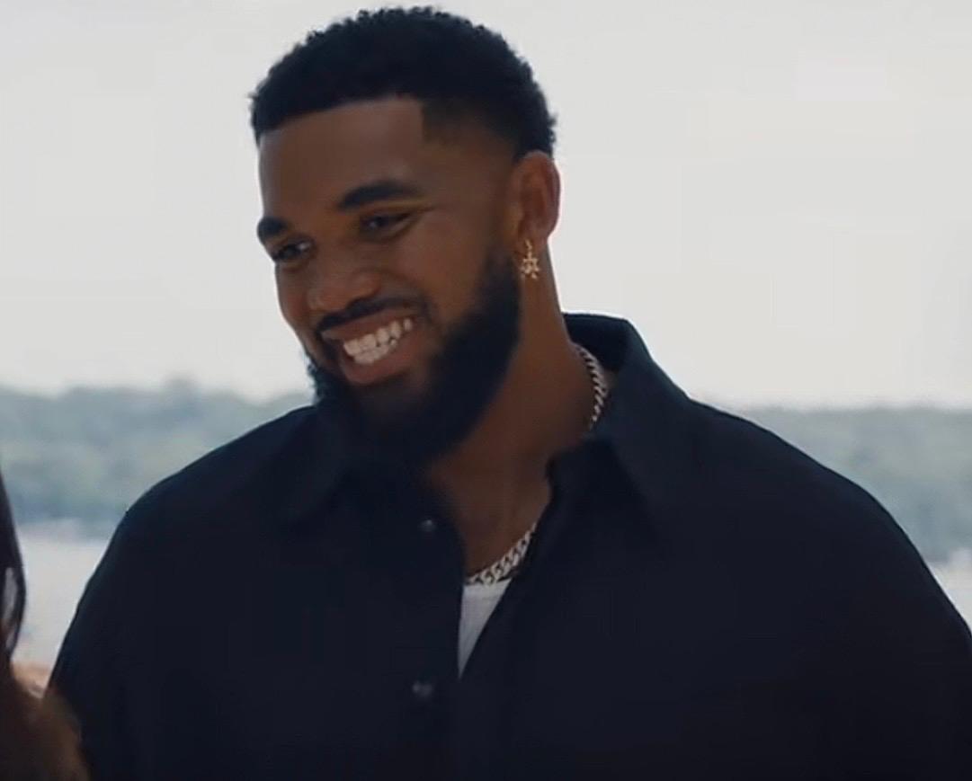 El jugador de la NBA sorprendió con un cameo durante la fiesta en los Hamptons organizada por Miranda, donde intercambia algunas palabras con Andy.