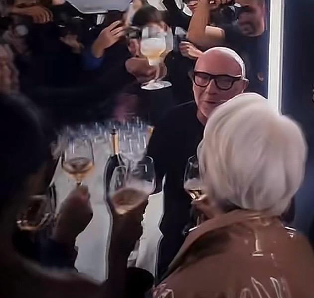 El icónico dúo aparece durante el viaje de Miranda a Milán, en una escena donde se encuentran celebrando el éxito de su colección con la editora de Runway.