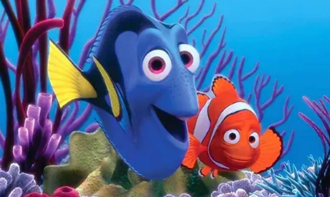 Aunque la historia gira alrededor de Marlin y Nemo, Dory terminó siendo el personaje favorito del público. Su personalidad distraída, inocente y optimista convirtió al pez azul en el alma de la película. El personaje fue tan popular que años después recibió su propia secuela, "Buscando a Dory", donde finalmente pasó a ser la protagonista.