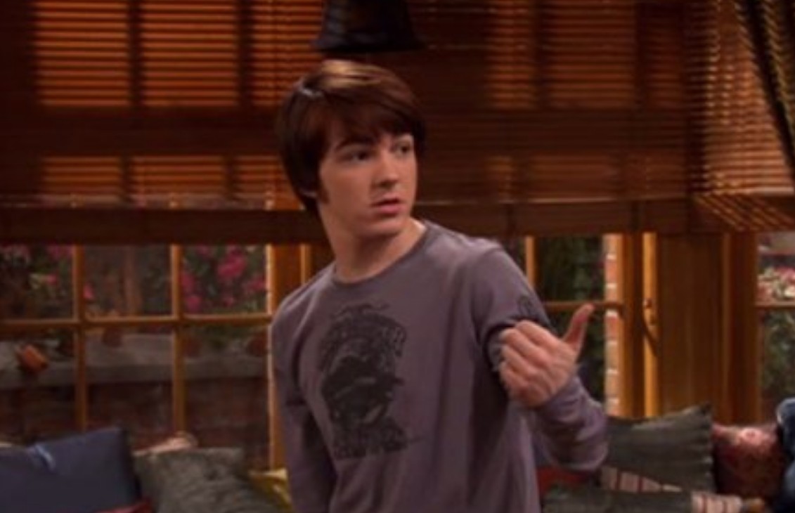 Drake era el típico chico popular y mujeriego, lo que lo hacía divertido dentro del contexto de la serie. Sin embargo, su forma de tratar las relaciones amorosas, su falta de responsabilidad y su tendencia a mentir para salir de problemas serían muy criticadas por las audiencias actuales.