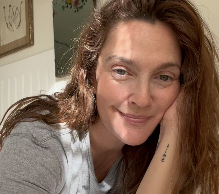 Drew Barrymore ha hablado sobre su decisión de aceptar su apariencia y los cambios que ha experimentado con el paso de los años. La actriz ha señalado que prefiere mantener una imagen natural y ha mostrado su rechazo a realizarse procedimientos estéticos que transformen por completo su rostro. También suele compartir en redes sociales fotografías sin maquillaje.