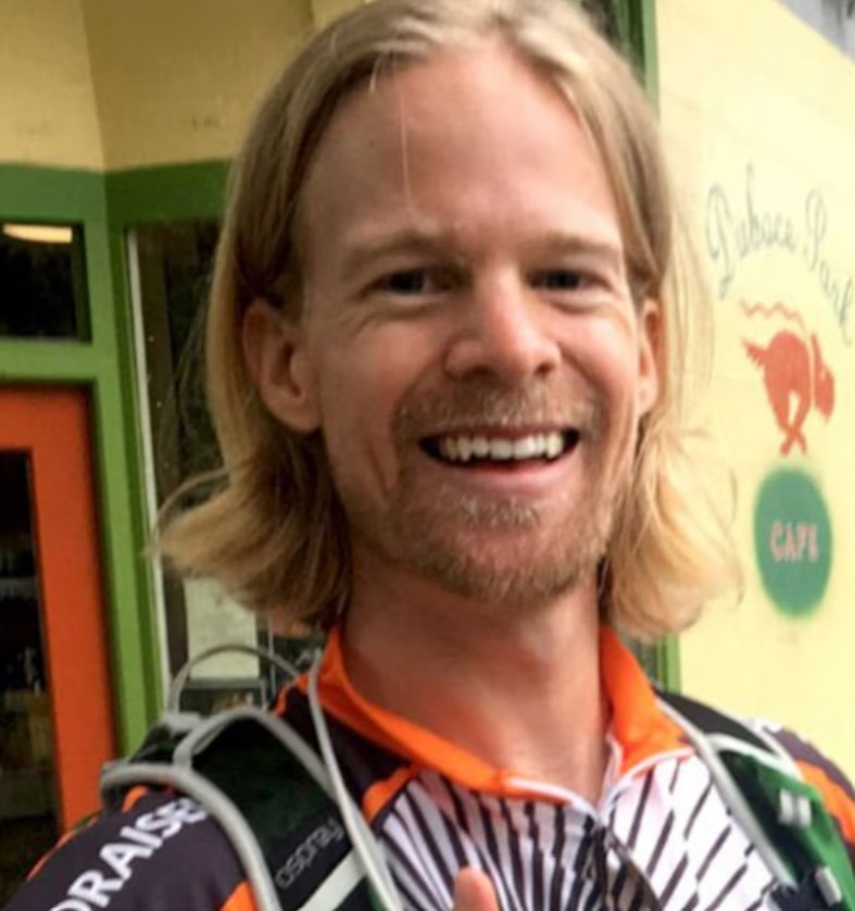 El chico que parpadea es el protagonista de uno de los memes más famosos de internet. Su reacción sorprendida se volvió viral tras un video publicado por el sitio de videojuegos Giant Bomb. Ahora tiene 39 años y se desempeña como editor y locutor de un podcast.