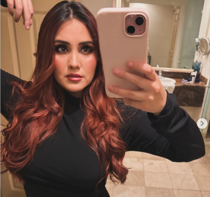 La integrante de RBD tiene un vínculo familiar con la icónica pintora mexicana. La relación se da porque la abuela materna de Dulce María era prima hermana de Frida Kahlo, lo que las convierte en parientes lejanas. La cantante ha expresado en varias ocasiones que este lazo la llena de orgullo, ya que Kahlo es una de las artistas más influyentes de México a nivel mundial.