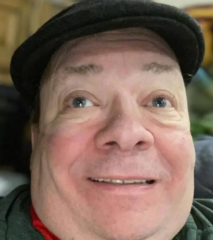 El actor falleció el 27 de mayo de 2025, a los 61 años, por complicaciones de hipertensión pulmonar y EPOC. Durante su carrera participó en más de un centenar de producciones cinematográficas y televisivas.