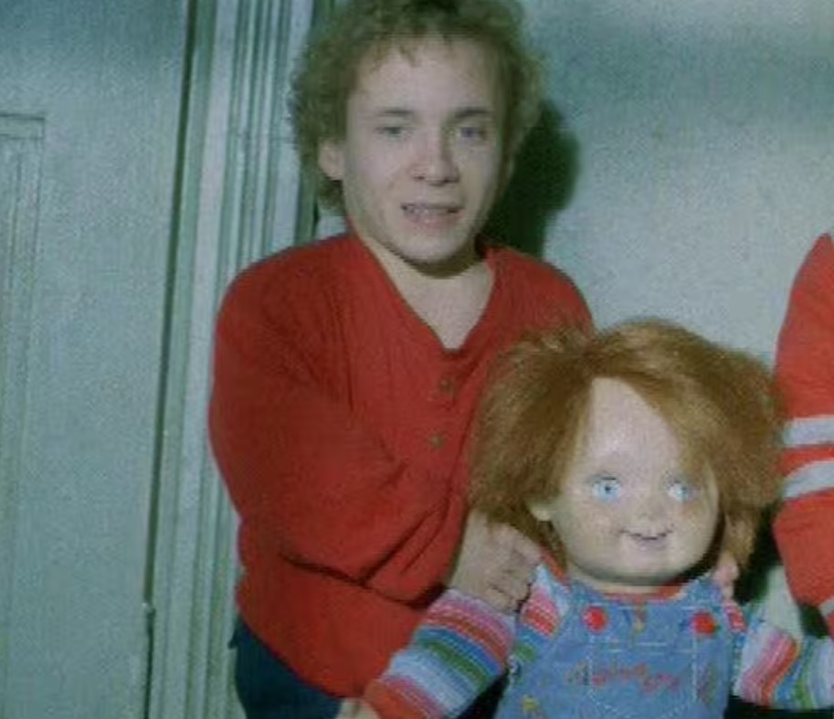 Ed Gale interpretó físicamente al muñeco Chucky en distintas escenas de la película.
