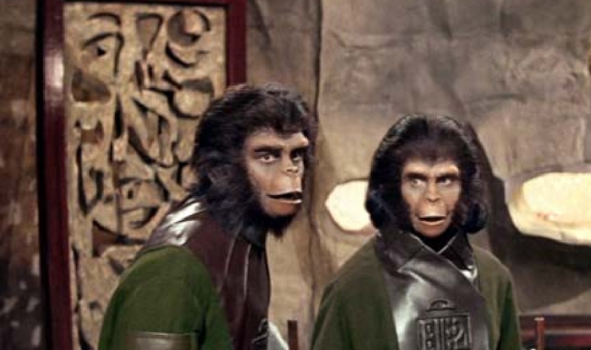 Considerada uno de los mayores clásicos de la ciencia ficción, esta película muestra a un astronauta que llega a un planeta dominado por simios inteligentes donde los humanos son tratados como animales. El impactante giro final reveló que la historia ocurría realmente en una Tierra postapocalíptica destruida por la propia humanidad. Su crítica social y política la convirtió en una de las películas más importantes del género.