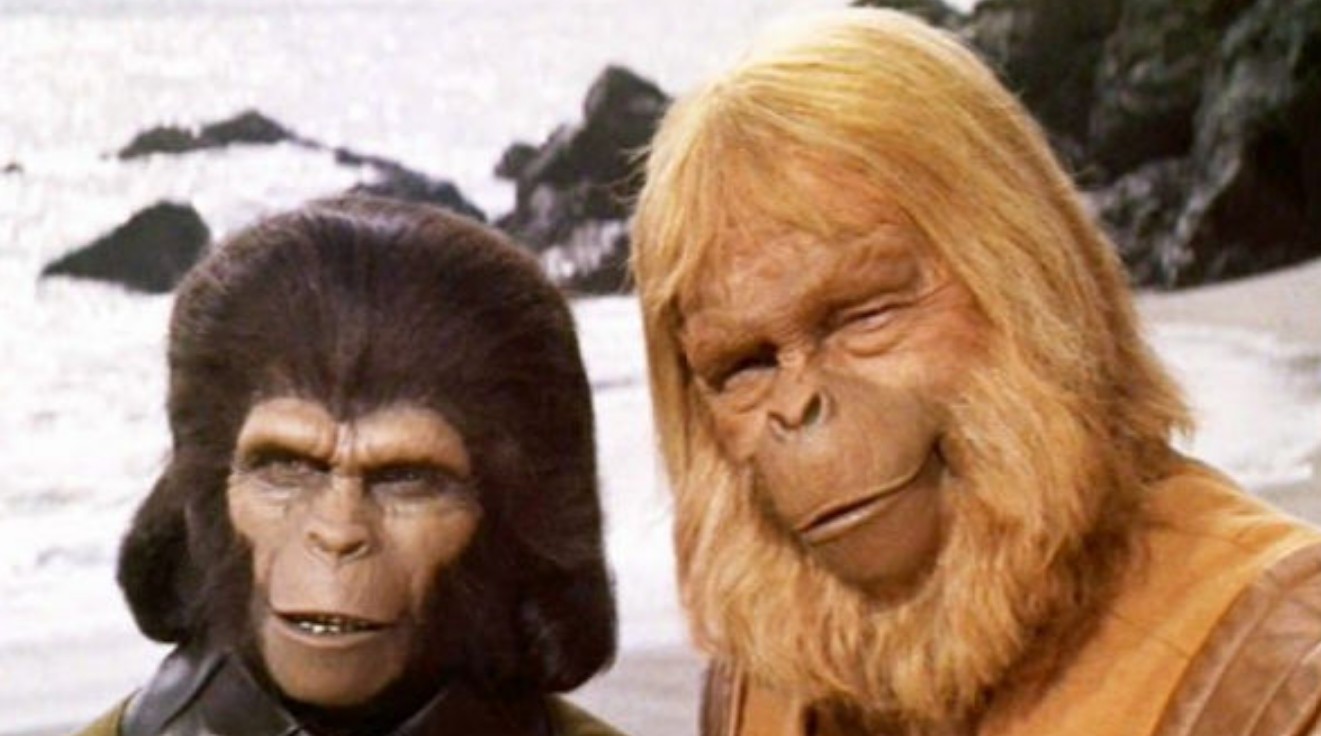 La versión original de 1968 es considerada un clásico de la ciencia ficción por su historia innovadora, su fuerte crítica social y uno de los finales más impactantes del cine. Aunque la versión de Tim Burton contaba con mejor diseño de maquillaje y efectos especiales, el desarrollo de personajes fue limitado y el cambio de la historia decepcionó tanto a fanáticos de la franquicia como a la crítica.