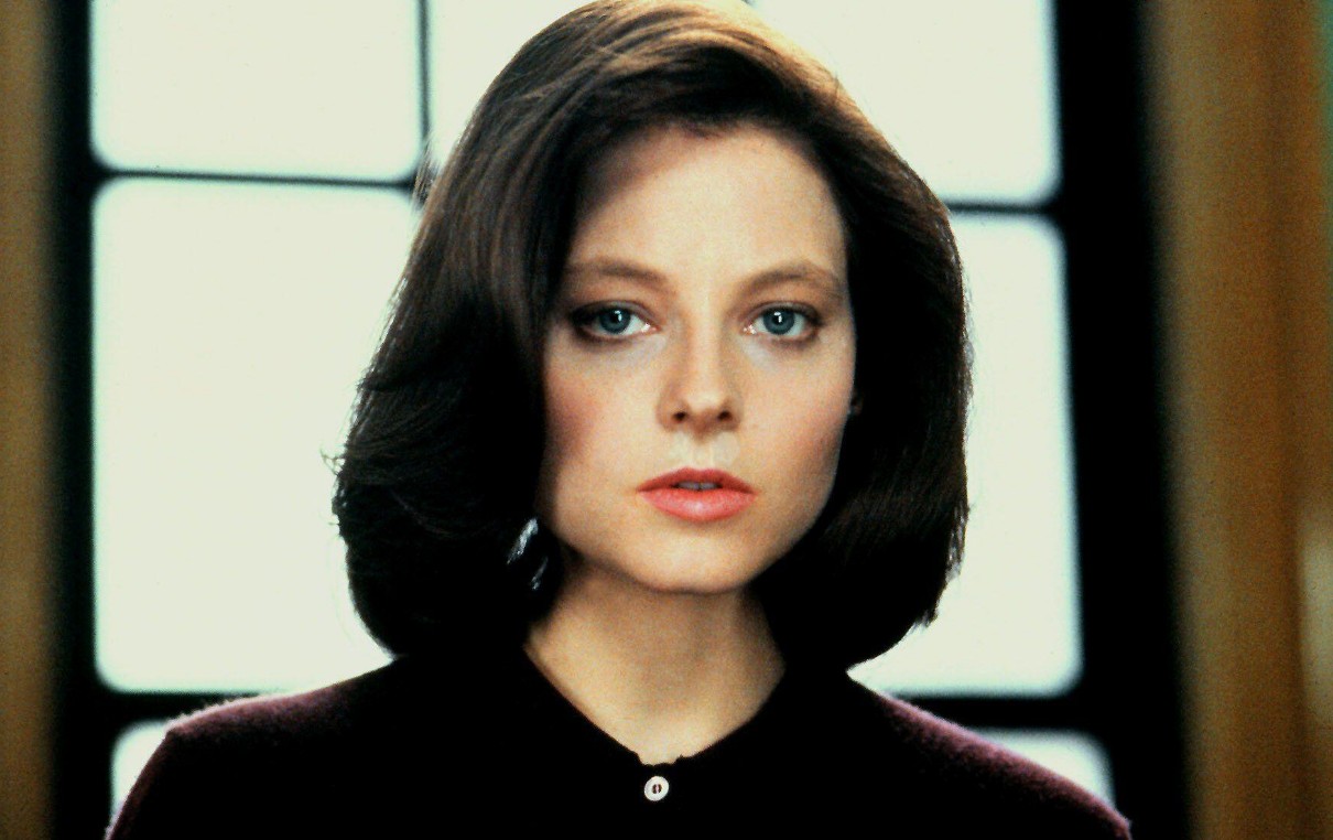 La adaptación del libro de Thomas Harris fue notablemente fiel, pero el cine intensificó la relación entre Clarice Starling y Hannibal Lecter. La novela dedica más espacio a procedimientos policiales, mientras la película concentra todo en la tensión psicológica entre ambos. Jodie Foster también aportó una determinación al personaje que muchos lectores sintieron incluso superior a la del libro. Anthony Hopkins, por su parte, redefinió a Lecter de una manera tan icónica que eclipsó la versión literaria.