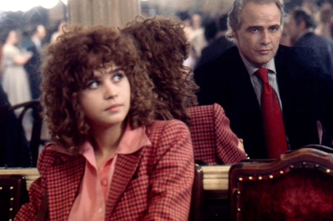 La película protagonizada por Marlon Brando fue prohibida o censurada en varios países por sus escenas subidas de tono. En México también enfrentó restricciones y controversias durante años. La cinta se convirtió en símbolo de los límites de la censura cinematográfica en los años 70.