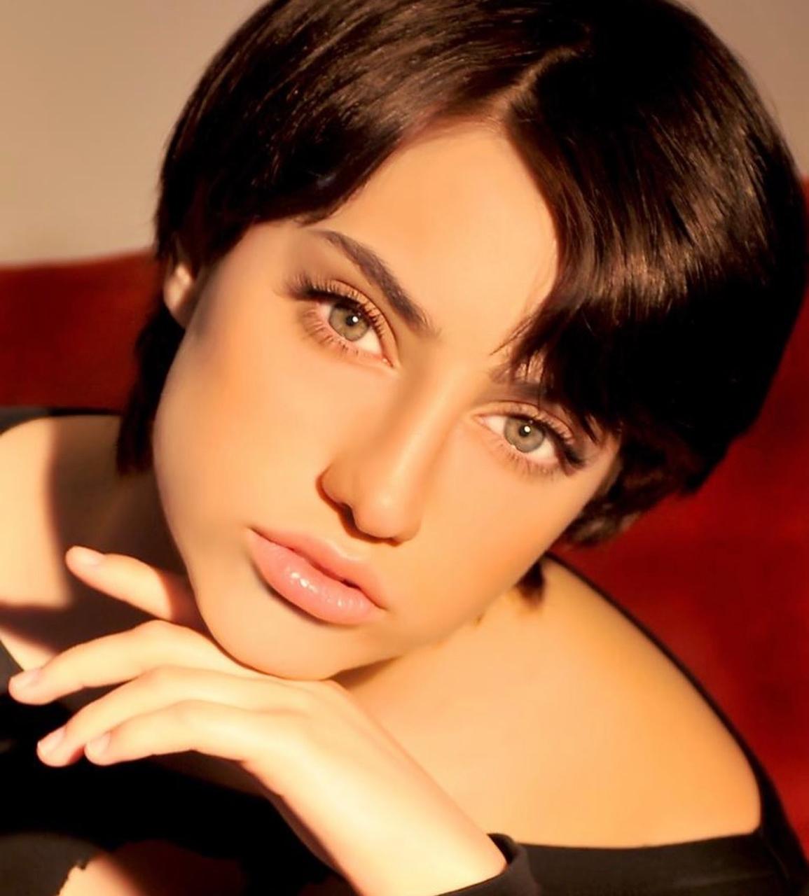 En Instagram supera los 17 mil seguidores bajo el usuario @elisaklitbo_, mientras que en TikTok reúne más de 92 mil seguidores.