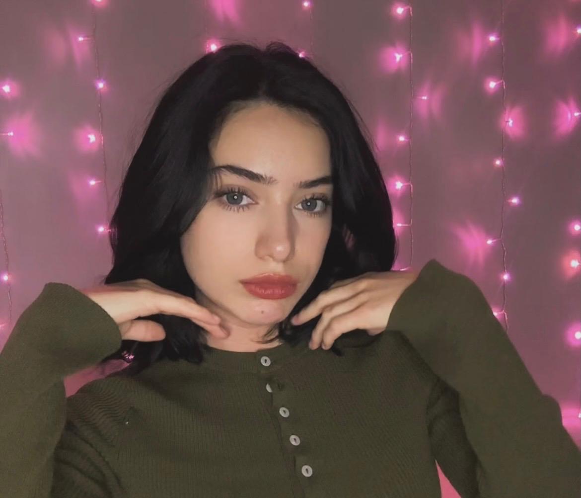 Durante la adolescencia atravesó diferencias con Cynthia relacionadas con su identidad y orientación sexual, ya que se identificaba como una persona pansexual y prefería usar el pronombre "elle".