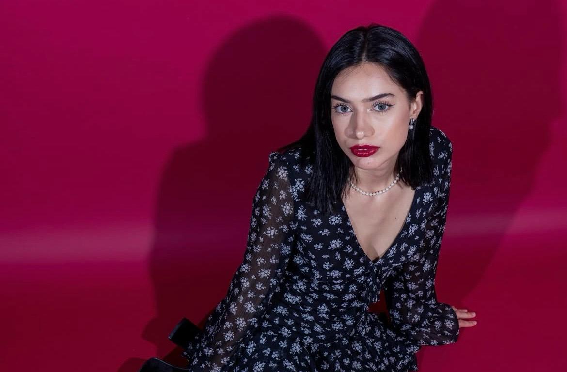 Cynthia también ha expresado sentirse orgullosa de que su hija haya conseguido becas y gestionado sus estudios por mérito propio, destacando su independencia.