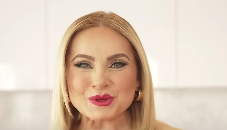 A sus 48 años continúa vigente en la pantalla y mantiene una activa presencia en redes sociales, donde también comparte recetas de cocina.