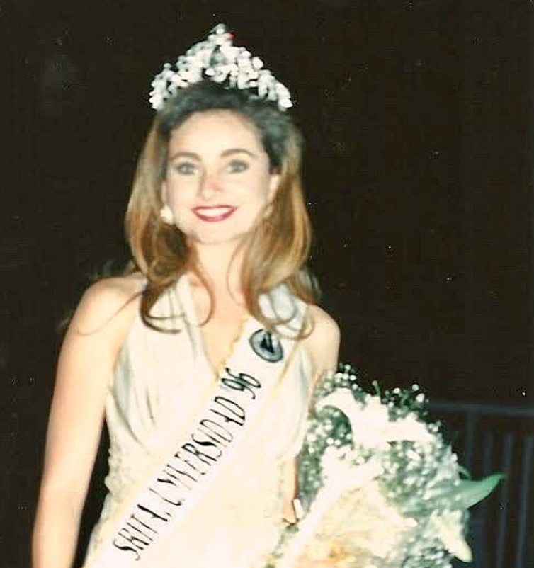 Elizabeth Álvarez nació el 30 de agosto de 1977 en Ciudad Juárez, Chihuahua.