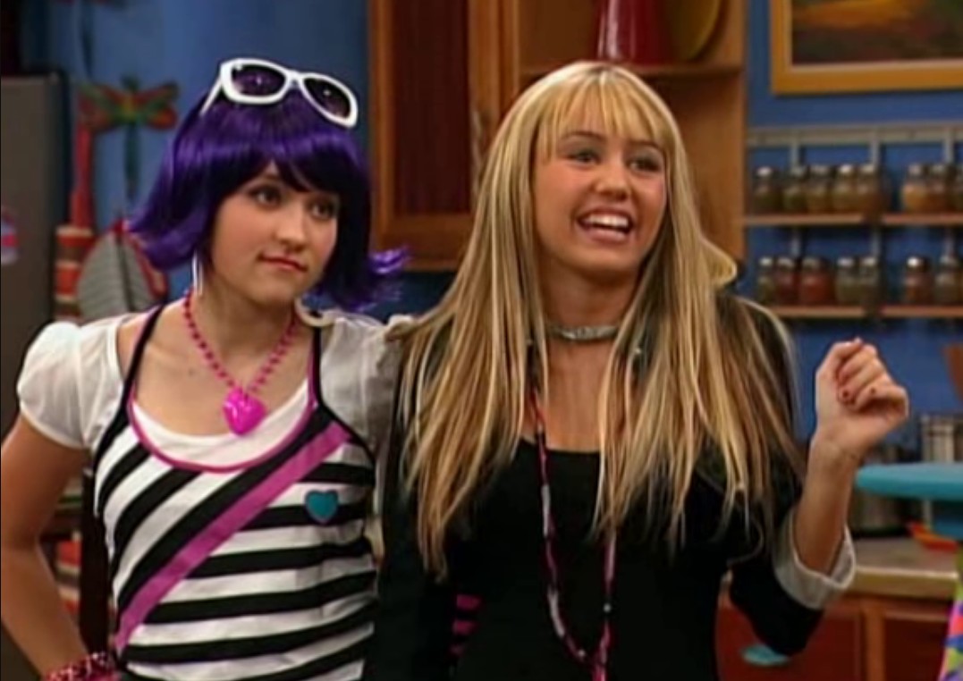 Además, Lilly Truscott tenía un alter ego llamado Lola Luftnagle, que usaba pelucas de colores brillantes y atuendos extravagantes para que no la reconocieran y poder acompañar a Hannah Montana en sus aventuras.