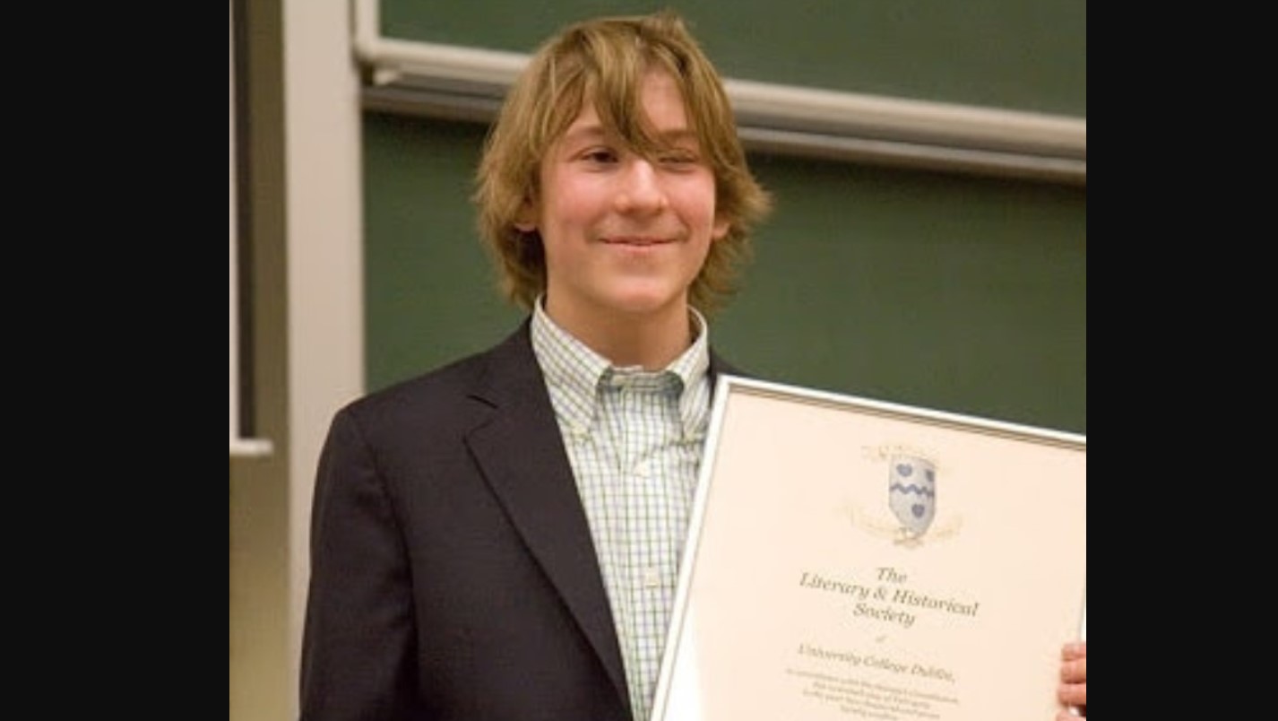 Recordado por interpretar a Dewey en "Malcolm el de en medio", Erik Per Sullivan se alejó por completo de la actuación tras el final de la serie en 2006. A diferencia de otros actores infantiles que intentaron seguir en Hollywood, él optó por una vida privada lejos de los reflectores. Según personas cercanas a la producción, nunca mostró demasiado interés en la fama y prefirió enfocarse en sus estudios. Actualmente se encuentra cursando una maestría en literatura en la Universidad de Harvard y, aunque le ofrecieron una cifra millonaria para volver al revival de Malcolm, lo rechazó.