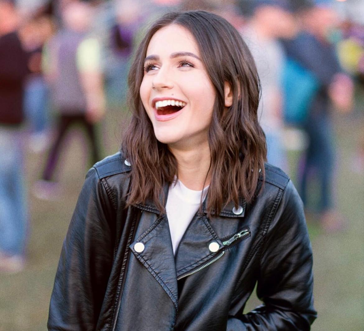 Erin Sanders nació el 19 de enero de 1991 en Santa Mónica, California, y creció en un ambiente artístico, siendo hija del productor Marc Sanders y de la cantante Kathy Silbert.