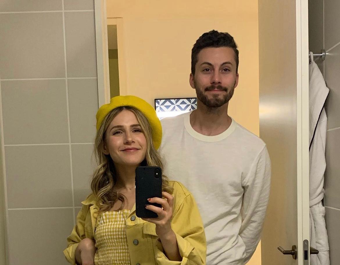 Actualmente, tiene 35 años y se encuentra casada con Adam Johan, un productor musical.