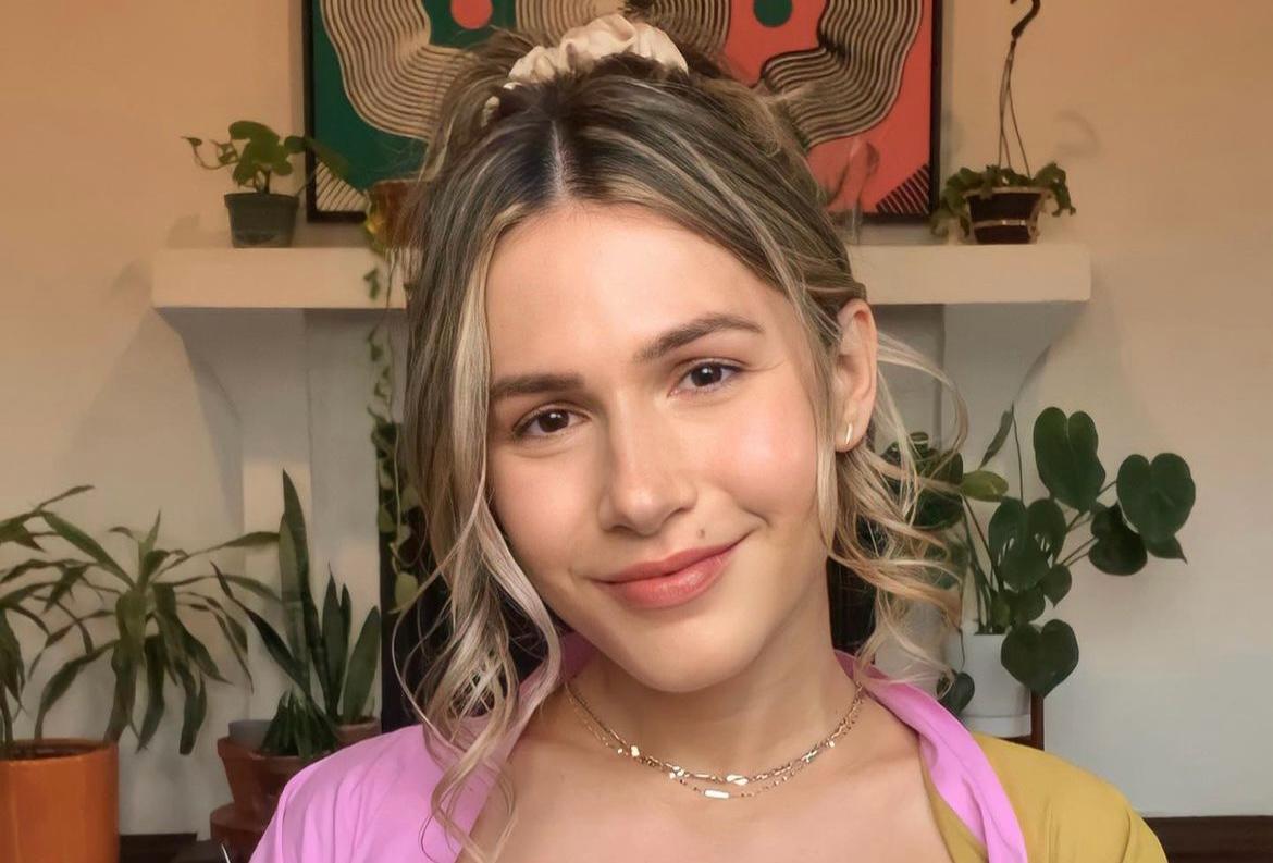 Además de su carrera actoral, Erin es una instructora de yoga certificada.