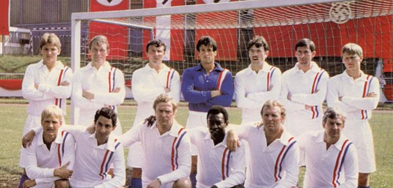 Este clásico mezcla fútbol, drama bélico y aventura. Ambientada durante la Segunda Guerra Mundial, la historia sigue a un grupo de prisioneros aliados que participa en un partido contra una selección alemana. La película cuenta con la participación de leyendas como Pelé, Bobby Moore y Osvaldo Ardiles, además de actores como Sylvester Stallone y Michael Caine. Es una de las producciones deportivas más recordadas de todos los tiempos.