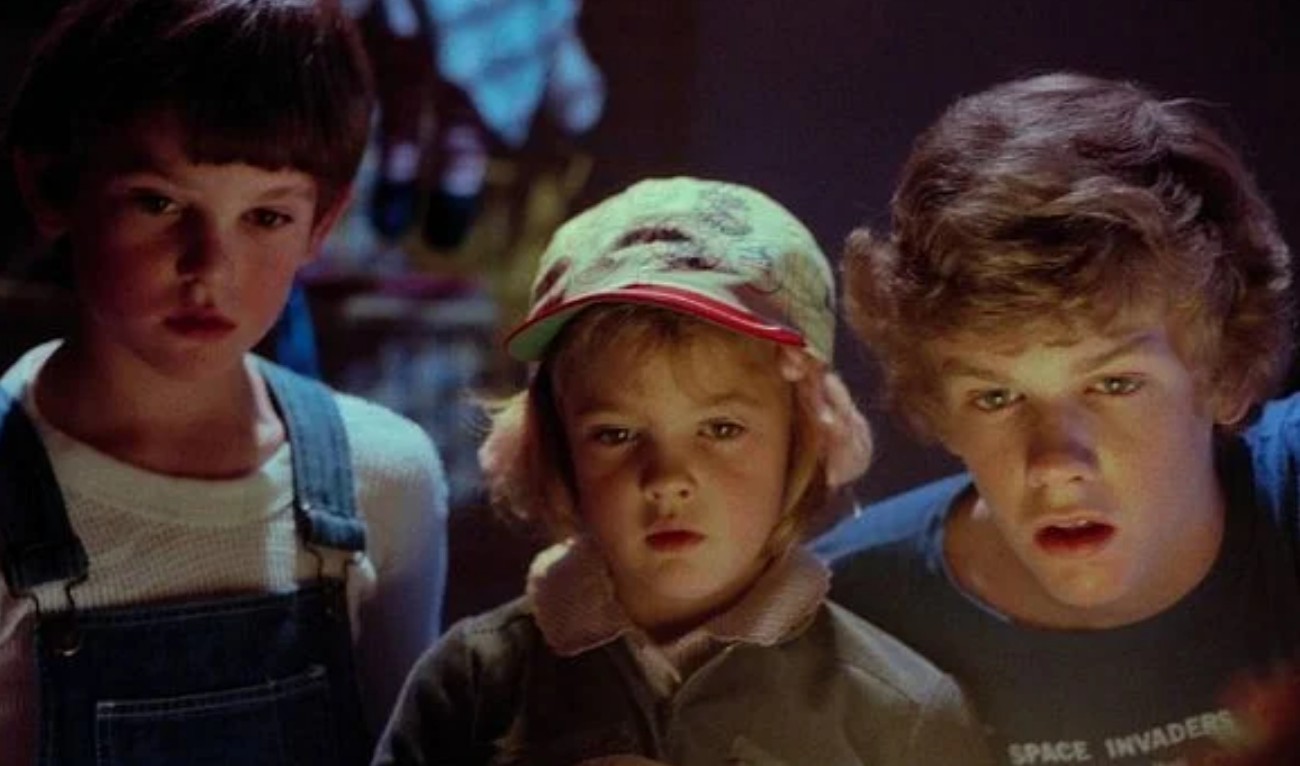 El clásico de Steven Spielberg marcó a generaciones enteras con la amistad entre Elliott y E.T. Aunque la historia concluye de forma emotiva, muchos fans siempre imaginaron qué habría pasado si ambos personajes volvieran a encontrarse años después. A pesar de algunos proyectos que fueron considerados, Spielberg nunca desarrolló una continuación oficial.