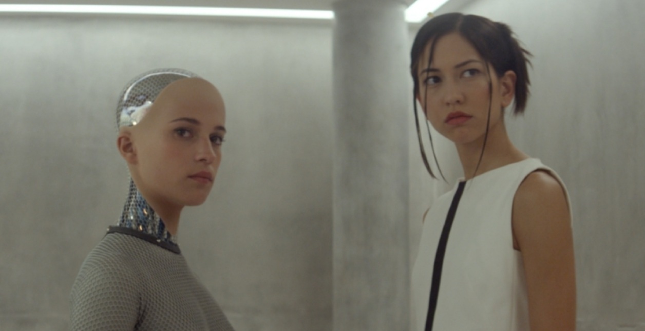 Alex Garland dirigió este thriller psicológico considerado una de las películas más inteligentes sobre inteligencia artificial. La trama sigue a un programador que participa en un experimento para evaluar la conciencia de Ava, una avanzada robot humanoide. Con pocos personajes y una atmósfera inquietante, la película reflexiona sobre manipulación, deseo y ética tecnológica.