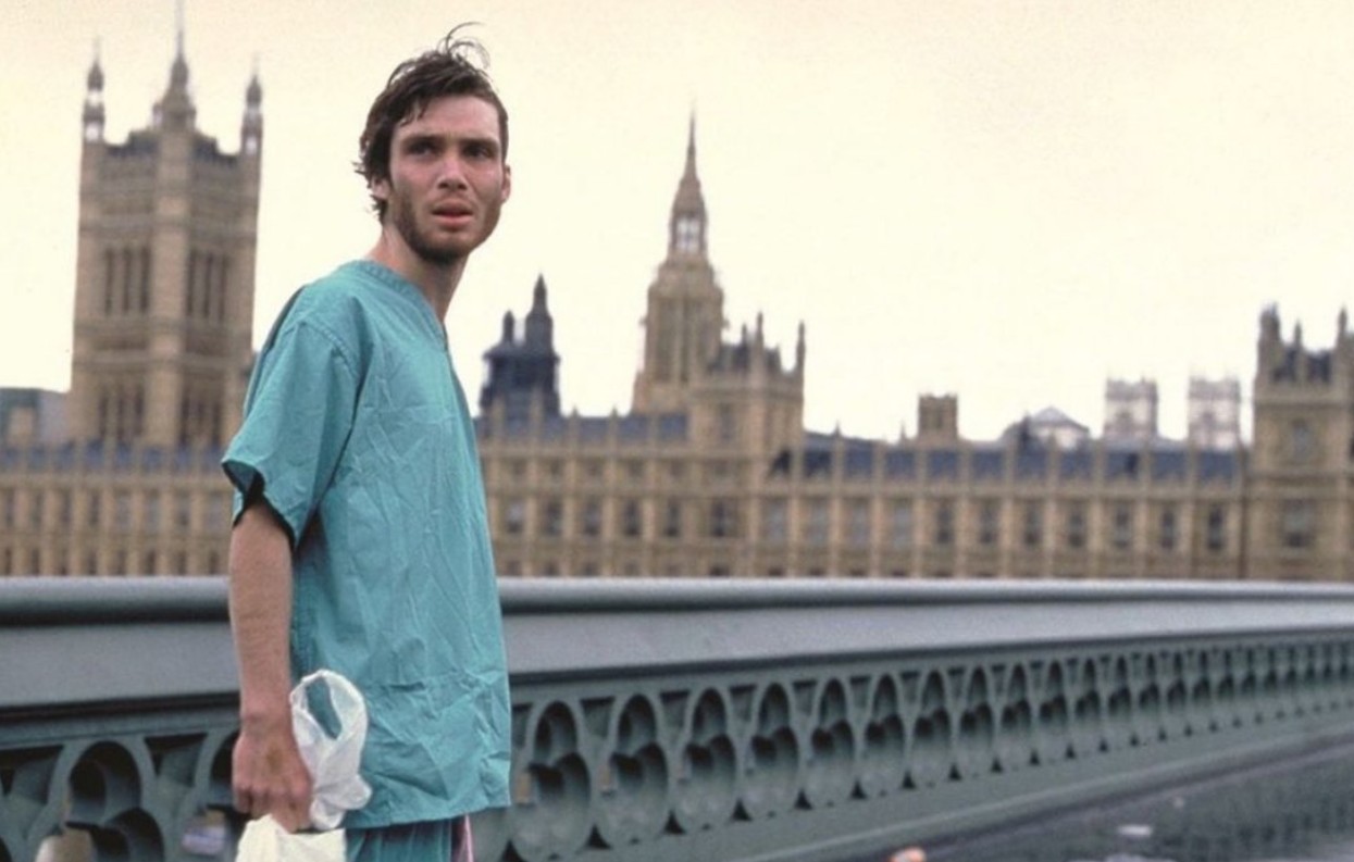 Dirigida por Danny Boyle, esta película revolucionó el cine de zombis al presentar criaturas rápidas y violentas infectadas por un virus de rabia extrema. La historia sigue a un hombre que despierta en un Londres completamente desolado semanas después del brote. Su estilo visual crudo, la sensación de caos y el enfoque realista hicieron de "Exterminio" una de las películas más influyentes del terror postapocalíptico.