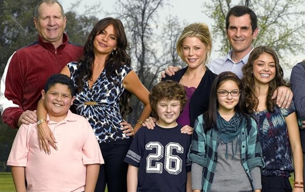 La versión chilena intentó adaptar los conflictos familiares y el humor de la sitcom estadounidense, pero gran parte del público sintió que perdió la espontaneidad y el estilo mockumentary que hacía especial a Modern Family. Varios críticos señalaron que los personajes parecían caricaturas de los originales y no nuevas reinterpretaciones. Debido a las críticas, se emitieron solo 10 capítulos de los 24 que habían planeado.