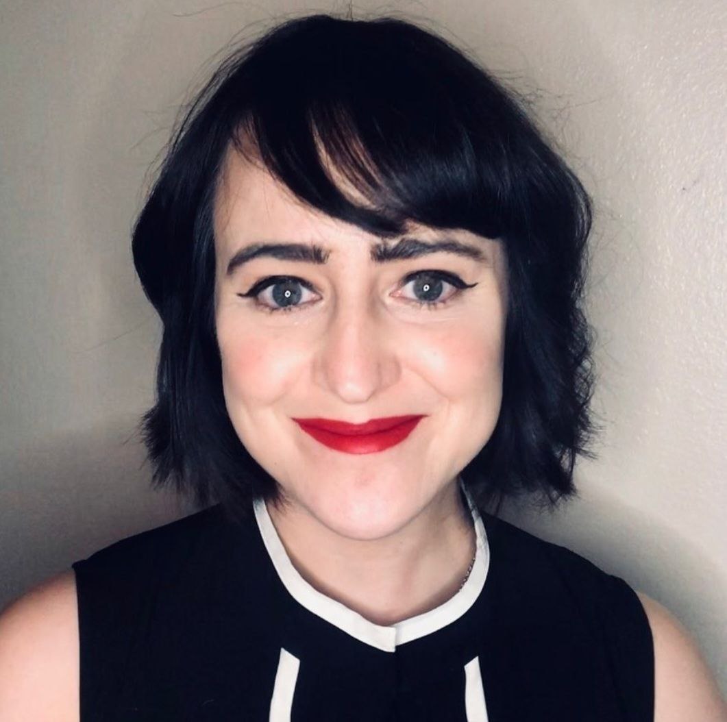 La protagonista de "Matilda" realizó su última película en el año 2000. En distintas entrevistas ha confesado que no soportó la presión de ser perfecta ante las cámaras desde muy pequeña. Decidió estudiar en la Universidad de Nueva York y actualmente se dedica a la escritura, consolidando una carrera como autora y conferencista.