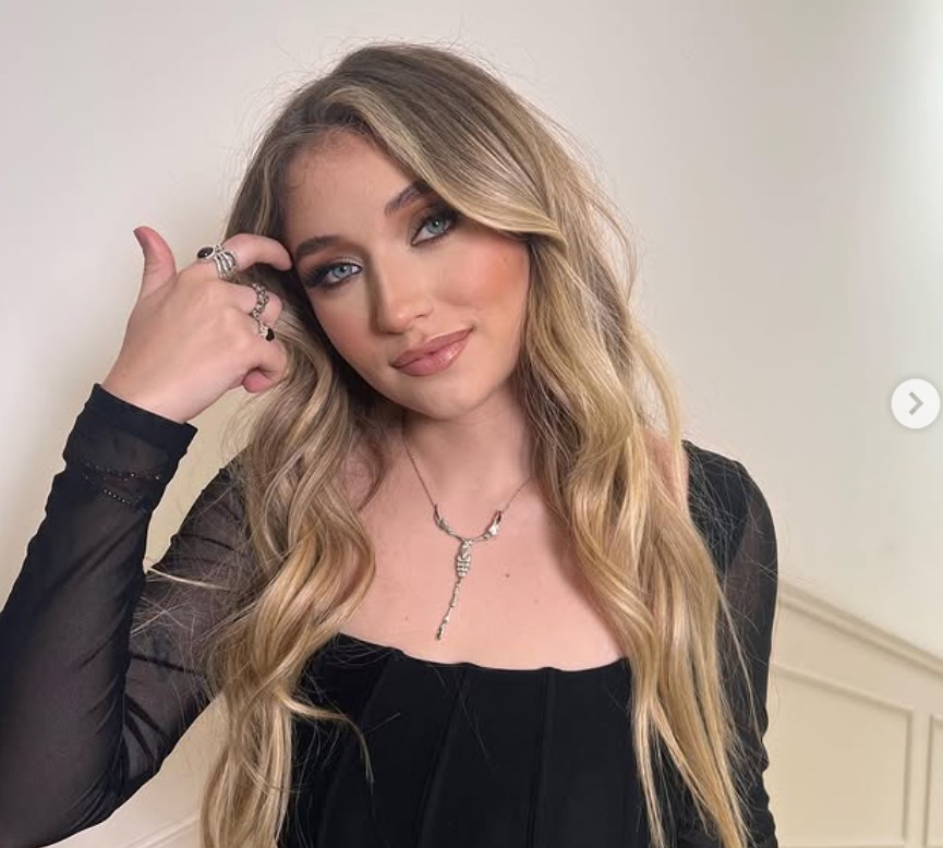 Estudió música en Boston. En 2021 debutó como cantante y desde entonces se ha enfocado en su carrera musical.