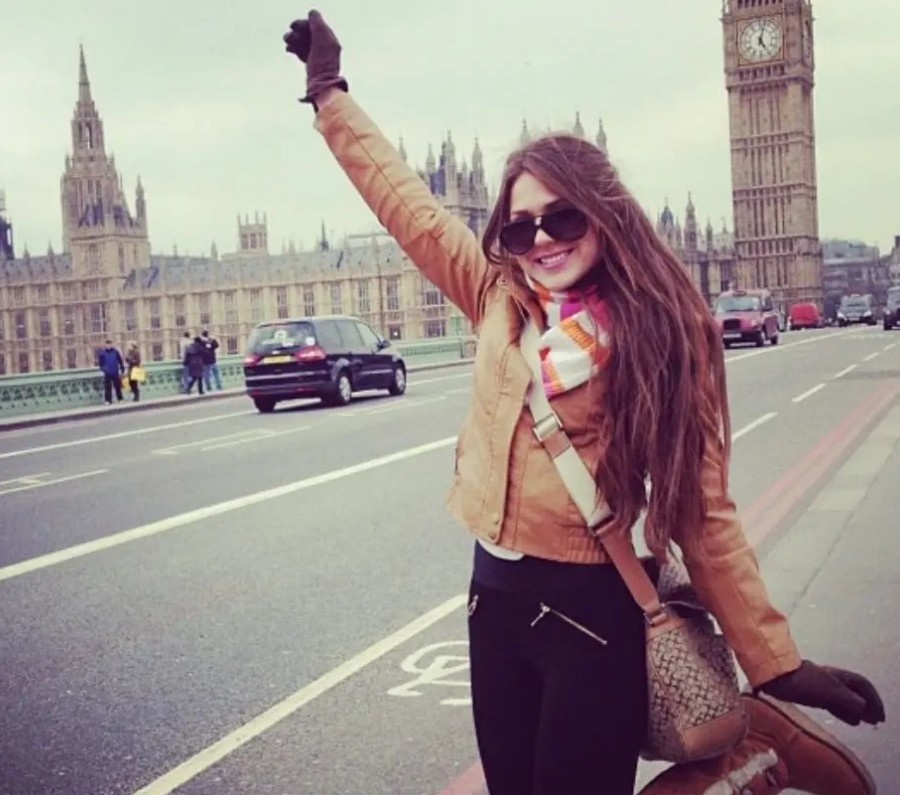 Fernanda Gómez nació el 3 de julio de 1996 en Guadalajara, Jalisco. En su juventud comenzó a construir su presencia en redes sociales y a desarrollar actividades relacionadas con el modelaje.