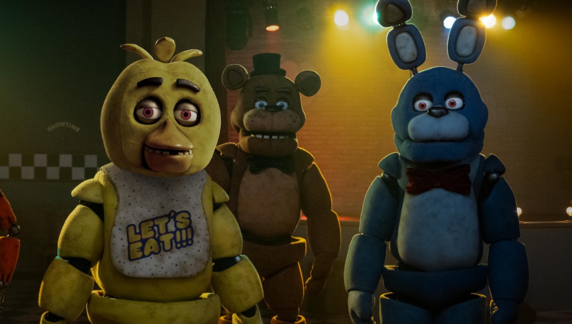 Esta película tenía el difícil reto de adaptar un videojuego cuya historia se desarrollaba principalmente a través de pistas y teorías creadas por los propios jugadores. La cinta retomó elementos fundamentales como la pizzería abandonada y los animatrónicos, que se convirtieron en los principales atractivos. Aunque recibió críticas divididas, fue bien recibida por gran parte de los fans y se convirtió en un éxito de taquilla.