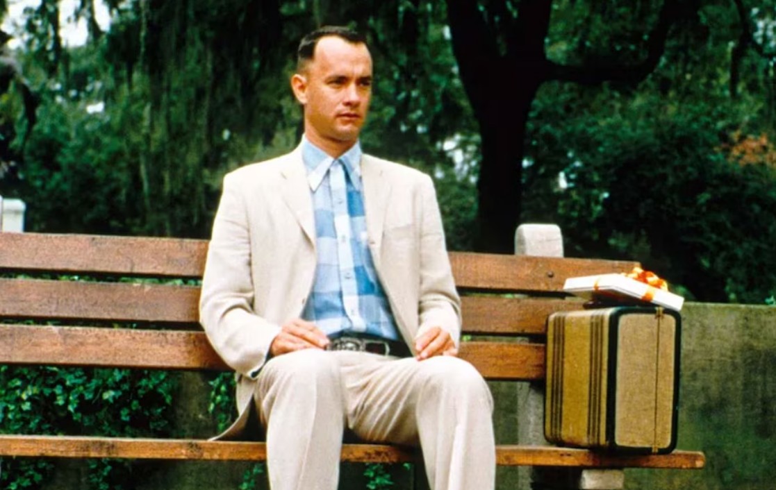 La novela de Winston Groom es mucho más satírica y extravagante: Forrest incluso viaja al espacio y se convierte en luchador profesional. La película eliminó gran parte de esos episodios y construyó una historia mucho más emotiva y coherente. También transformó a Forrest en un personaje más entrañable e inocente que en el libro. Ese cambio fue clave para conectar con el público y convertir la cinta en un fenómeno.