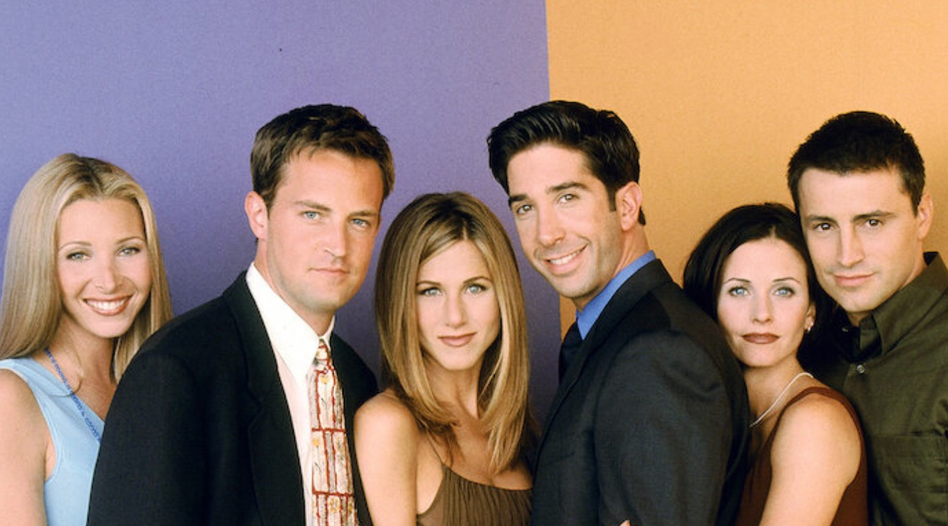 En 2013, China intentó hacer un remake de Friends, pero la adaptación fue criticada por no entender el timing cómico ni la química grupal que hizo irrepetible a la serie original. Los personajes parecían imitaciones superficiales de Ross, Rachel, Chandler y compañía, y el humor fue señalado como forzado. Muchos la ven como ejemplo de que algunas fórmulas simplemente no pueden copiarse.