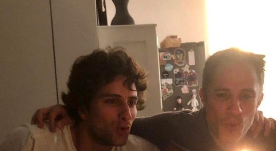 Los actores son medios hermanos por parte de su mamá, la actriz Patricia Bernal. Ambos han logrado destacar en la actuación, aunque Gael alcanzó fama internacional desde muy joven, mientras que Darío ha ganado reconocimiento más recientemente, sobre todo por su participación en series. A pesar de la diferencia de trayectorias, mantienen una buena relación.