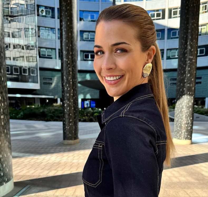 Aunque ambos fueron vistos juntos en varias ocasiones, la relación duró solo algunos meses. Tras la ruptura, Gemma continuó desarrollando una exitosa carrera como actriz, conductora y personalidad televisiva.