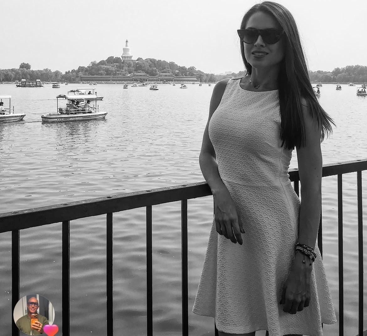 Según se puede ver en sus publicaciones, Geraldine disfruta de viajar, asistir a conciertos e ir al gimnasio, gustos que comparte con el cantante.