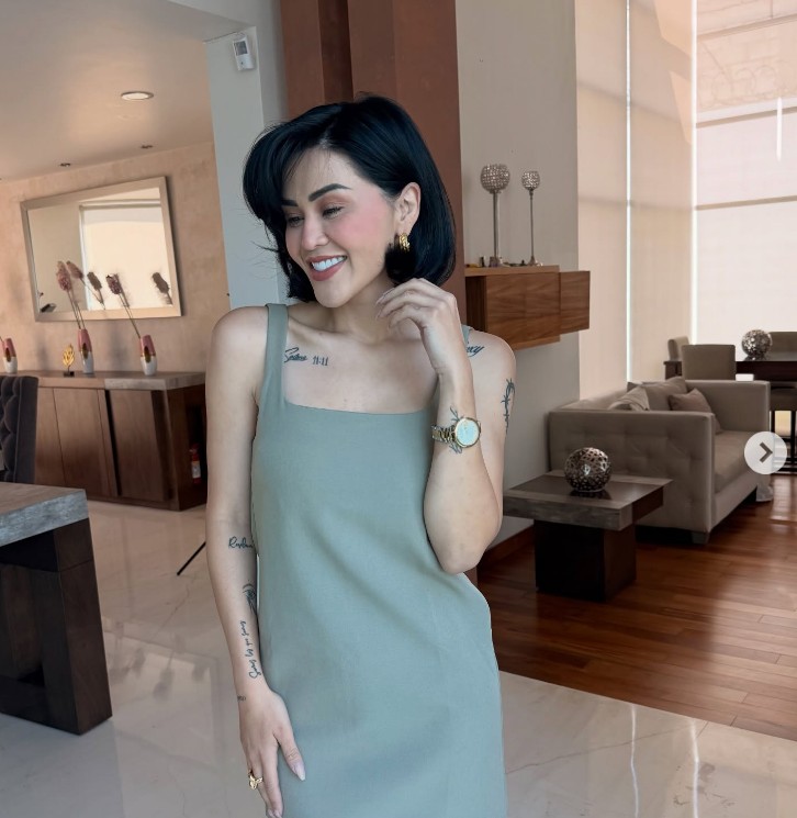 La conductora e influencer se sometió a una cirugía bariátrica en 2021, aunque su caso generó controversia porque no padecía obesidad severa. Para realizarse el procedimiento tuvo que viajar a Venezuela, donde se practicó la operación. Tras la cirugía logró perder una gran cantidad de peso, pero este año desarrolló una hernia de Petersen, una complicación que puede ocurrir tras una cirugía bariátrica y que provocó un bloqueo en sus intestinos, por lo que tuvo que ser operada de emergencia.